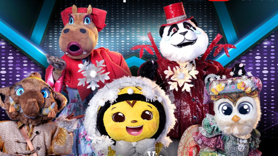 Hình ảnh do nhà sản xuất đăng tải, Ong Bây Bi (màu vàng) ở vị trí trung tâm, hai bên là Voi Bản Đôn và Cú Tây Bắc (phải). Phía sau là mascot Hippo Happy và Bố Gấu (đã bị loại).