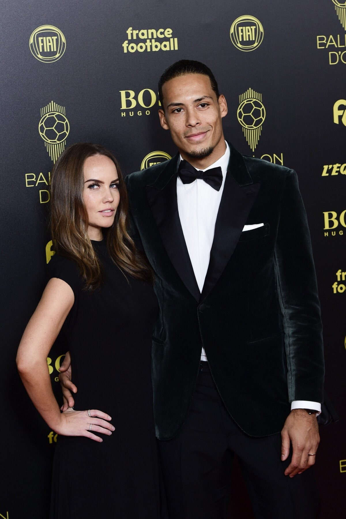 Rike Nooitgedagt hẹn hò Van Dijk khi anh mới bắt đầu nghiệp cầu thủ. Cô từ bỏ chức vụ giám đốc công ty thời trang tại Hà Lan, chuyển đến Scotland khi Van Dijk thi đấu cho Celtic năm 2013. Rike là người rất kín tiếng, không muốn công khai cuộc sống riêng tư. Tuy nhiên, cô vẫn luôn xuất hiện cổ vũ chồng trong trận bóng cuối mùa của Liverpool. Không rõ thời điểm hai người đám cưới. Quả ngọt hôn nhân của Rike và Virgil có hai cô con gái, Nila và Jadi. Rike Nooitgedagt hẹn hò Van Dijk khi anh mới bắt đầu nghiệp cầu thủ. Cô từ bỏ chức vụ giám đốc công ty thời trang tại Hà Lan, chuyển đến Scotland khi Van Dijk thi đấu cho Celtic năm 2013. Rike là người rất kín tiếng, không muốn công khai cuộc sống riêng tư. Tuy nhiên, cô vẫn luôn xuất hiện cổ vũ chồng trong trận bóng cuối mùa của Liverpool. Không rõ thời điểm hai người đám cưới. Quả ngọt hôn nhân của Rike và Virgil có hai cô con gái, Nila và Jadi.