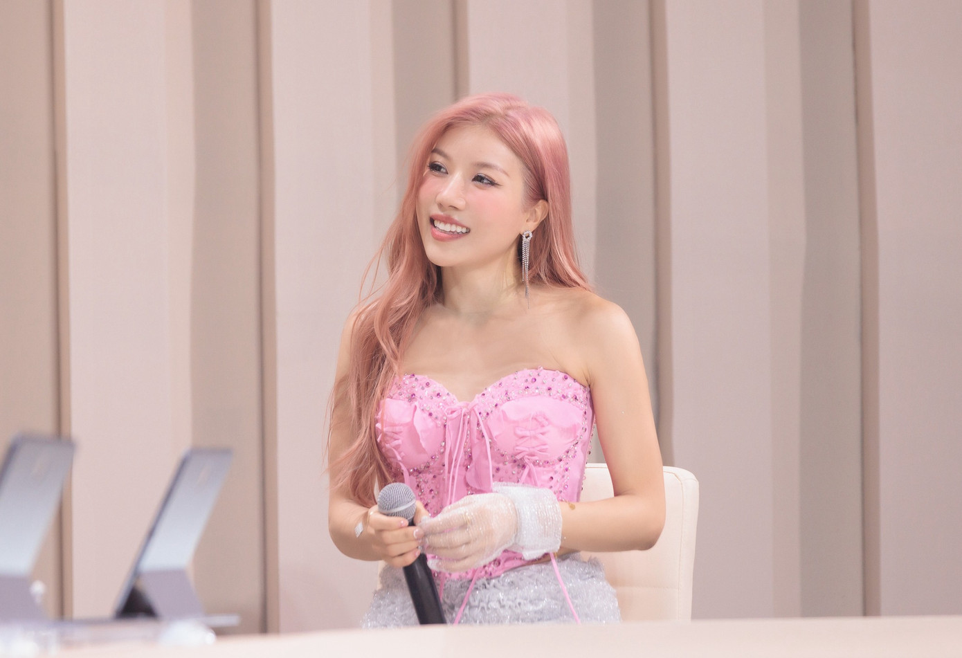 Truyền thông ban đầu đổ dồn sự chú ý vào sự xuất hiện của dàn nghệ sĩ kỳ cựu như diva Mỹ Linh, diva Hồng Nhung, Thu Phương, Lệ Quyên, những gương mặt diễn viên trẻ hút fan như Ninh Dương Lan Ngọc, Diệu Nhi, tuy nhiên nhân tố khiến người xem bất ngờ nhất trong Chị đẹp đạp gió rẽ sóng gọi tên Trang Pháp. Ảnh: NSX.