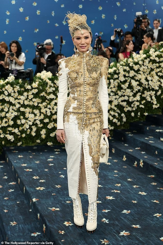 Wendi Murdoch xuất hiện trong bộ suit hai mảnh được Thom Browne thiết kế riêng, có chi tiết mạ vàng và mũ đội đầu trông như làm từ dây đồng. Trang phục bị đánh giá là quá rối rắm.