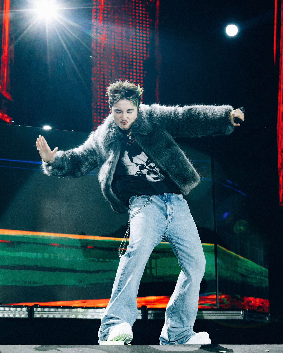 Sơn Tùng M-TP gây sốt với kiểu tóc mới, mắt đeo lens xanh một bên. Sơn Tùng M-TP gây sốt với kiểu tóc mới, mắt đeo lens xanh một bên.