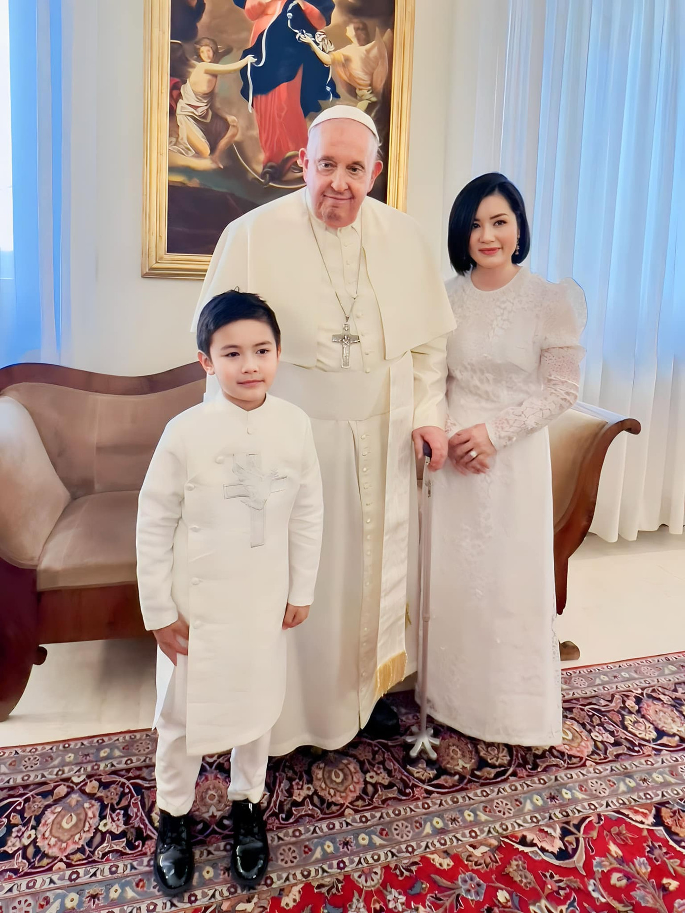 Doanh nhân Thủy Tiên cùng bé Thiên Từ diện kiến Giáo hoàng Francis tại Tòa thánh Vatican. Ảnh: FBNV.