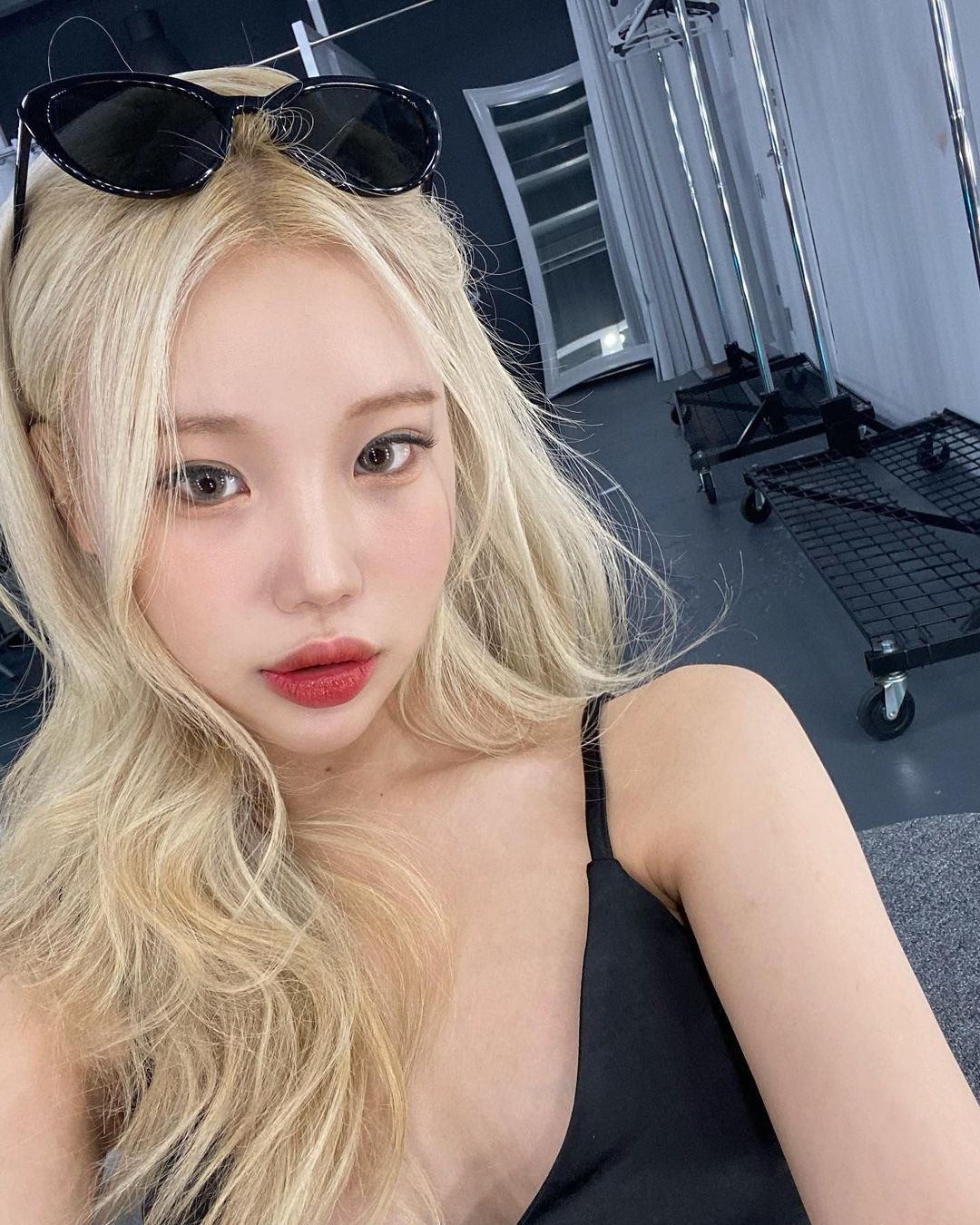 Bên cạnh đó, JooE được cho đã đụng chạm dao kéo để thăng hạng nhan sắc.