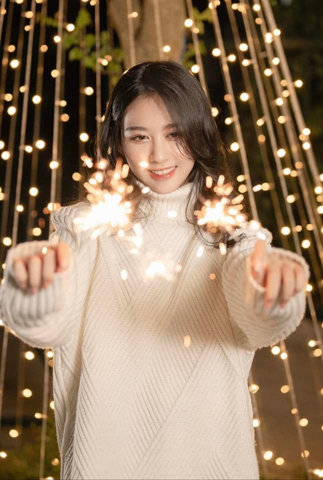 Vài tháng trở lại đây, Kim Ngân chia sẻ nhiều ảnh hơn lên trang cá nhân. Trước đó cô hầu như không công khai đời tư.