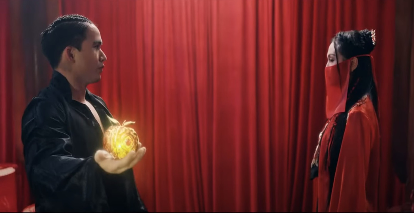 Tạo hình gây tranh cãi của Tuấn Hưng trong MV Quả táo vàng. Tạo hình gây tranh cãi của Tuấn Hưng trong MV Quả táo vàng.