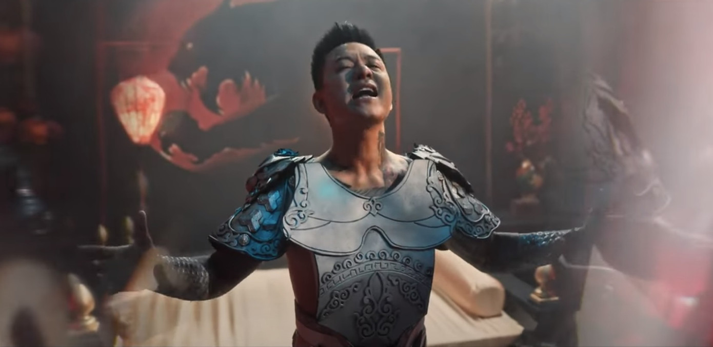 Tạo hình gây tranh cãi của Tuấn Hưng trong MV Quả táo vàng. Tạo hình gây tranh cãi của Tuấn Hưng trong MV Quả táo vàng.