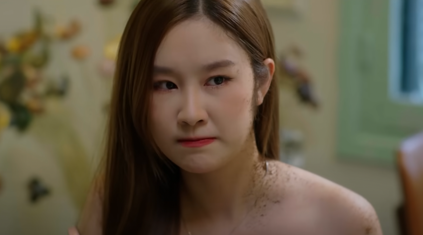 Phân cảnh Linh chịu hội bạn thân dùng cà phê khử mùi “trà xanh” mang về gần 6 triệu lượt xem sau hai ngày đăng tải. Trên VTV Giải trí, khán giả khen nữ diễn viên trẻ đóng vai người thứ ba đạt, khiến người xem ghét cay ghét đắng. “Diễn đạt, tôi xem thôi cũng thấy ghét”, “Bạn đóng tiểu tam diễn tốt, chỉ muốn tặng cú bạt tai”… khán giả bình luận.