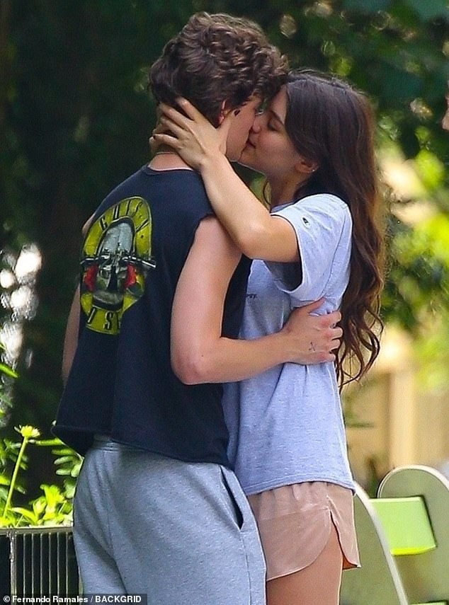 Suri Cruise và Toby Cohen chia tay hồi tháng 8, theo Dailymail. Thời điểm này, cánh săn ảnh chụp được khoảnh khắc Suri nghe điện thoại và bật khóc nức nở trên đường phố. Suri Cruise và Toby Cohen chia tay hồi tháng 8, theo Dailymail. Thời điểm này, cánh săn ảnh chụp được khoảnh khắc Suri nghe điện thoại và bật khóc nức nở trên đường phố.