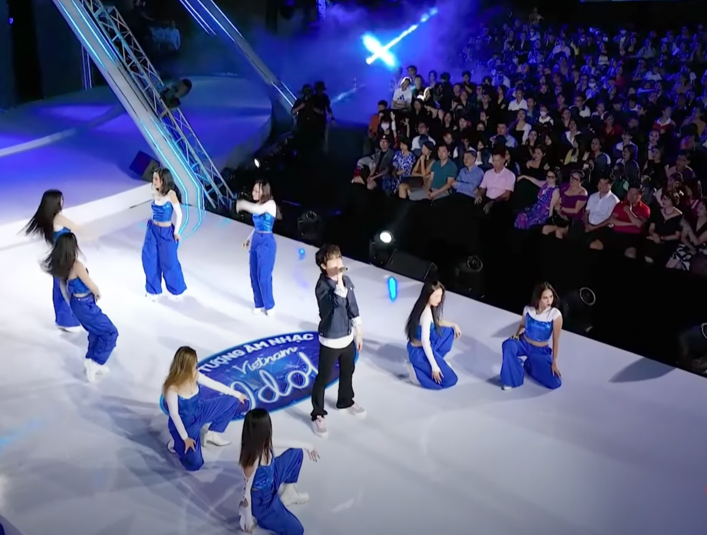 Sân khấu của Hà Anh Tuấn (trái) và Jack (phải) trùng khớp từ vị trí ngồi khán giả đến cách bày trí sân khấu. Tuy nhiên, đến thời điểm này chỉ có màn biểu diễn của Jack được chương trình phát sóng. Ảnh: CMH. Sân khấu của Hà Anh Tuấn (trái) và Jack (phải) trùng khớp từ vị trí ngồi khán giả đến cách bày trí sân khấu. Tuy nhiên, đến thời điểm này chỉ có màn biểu diễn của Jack được chương trình phát sóng. Ảnh: CMH.