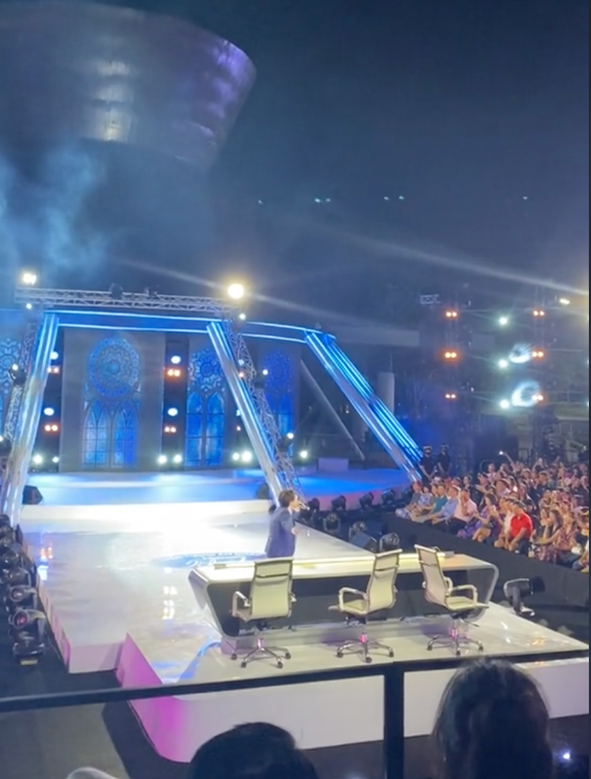 Sân khấu của Hà Anh Tuấn (trái) và Jack (phải) trùng khớp từ vị trí ngồi khán giả đến cách bày trí sân khấu. Tuy nhiên, đến thời điểm này chỉ có màn biểu diễn của Jack được chương trình phát sóng. Ảnh: CMH. Sân khấu của Hà Anh Tuấn (trái) và Jack (phải) trùng khớp từ vị trí ngồi khán giả đến cách bày trí sân khấu. Tuy nhiên, đến thời điểm này chỉ có màn biểu diễn của Jack được chương trình phát sóng. Ảnh: CMH.