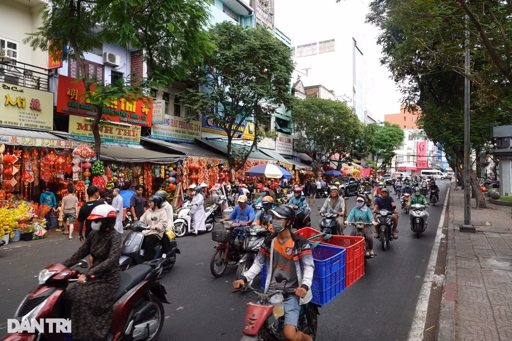 Tuyến phố chuyên doanh đồ trang trí trên đường Hải Thượng Lãn Ông (quận 5, TPHCM) đông nghịt người ngày cận Tết (Ảnh: Nguyễn Vy). Tuyến phố chuyên doanh đồ trang trí trên đường Hải Thượng Lãn Ông (quận 5, TPHCM) đông nghịt người ngày cận Tết (Ảnh: Nguyễn Vy).