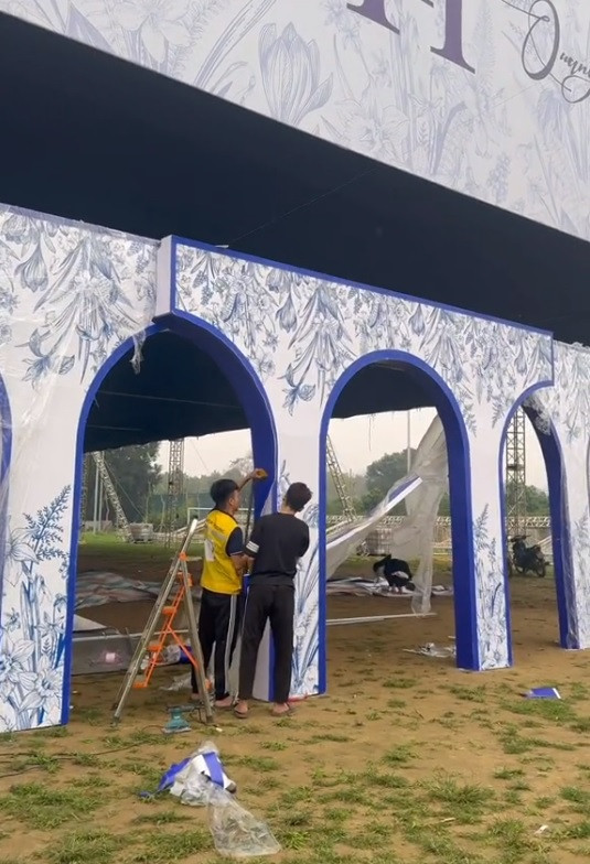 Vợ chồng Quang Hải - Chu Thanh Huyền có mặt khảo sát quá trình dựng rạp cưới. Ảnh: TikTok Lavita.