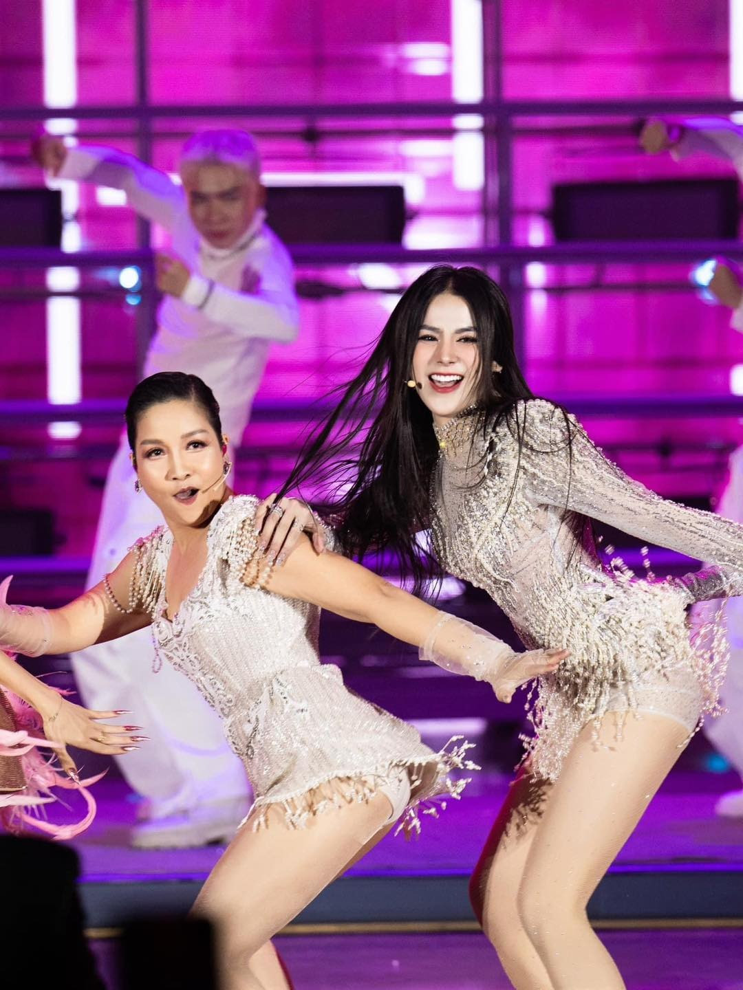 Mỹ Linh cùng các chị đẹp trình diễn ở lễ trao giải. Mỹ Linh cùng các chị đẹp trình diễn ở lễ trao giải.