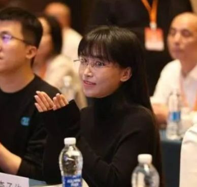 Lý Tử Thất bị dị ứng nặng khi làm tranh sơn mài (ảnh trái). Cô phải điều trị suốt năm 2023. Lý Tử Thất bị dị ứng nặng khi làm tranh sơn mài (ảnh trái). Cô phải điều trị suốt năm 2023.