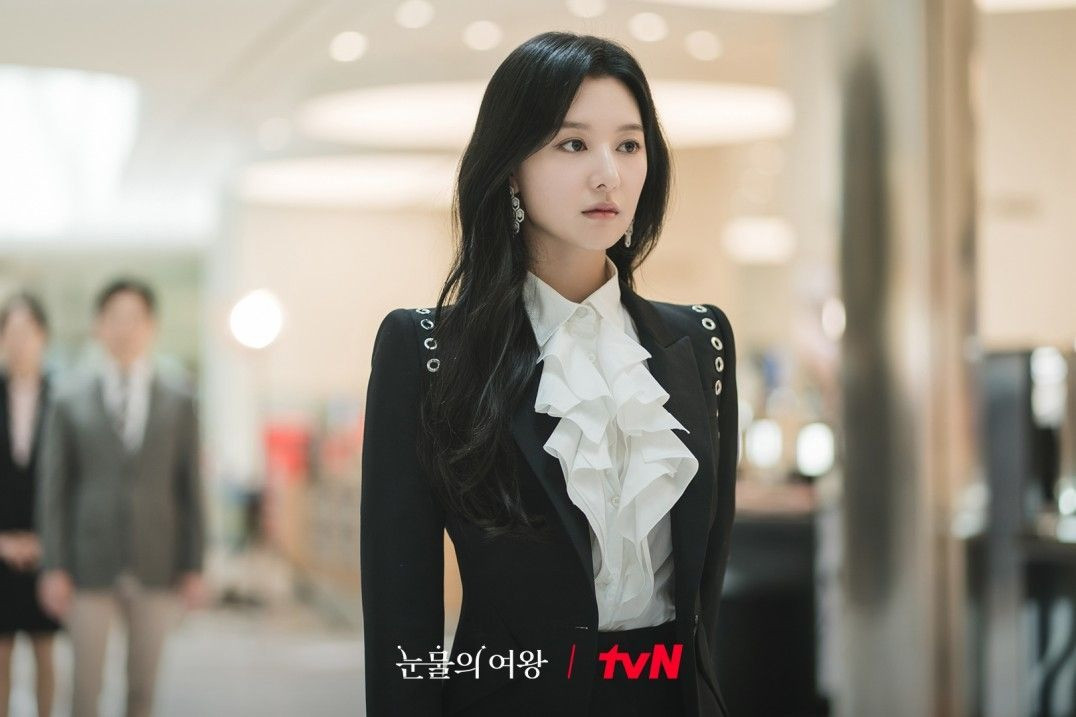 McQueen dường như là món đồ không thể thiếu trong tủ quần áo của tiểu thư tập đoàn Queens. Cô mặc áo blazer chiết eo, kết hợp với áo sơ mi xếp bèo và đôi khuyên tai đèn chùm của Bulgari.