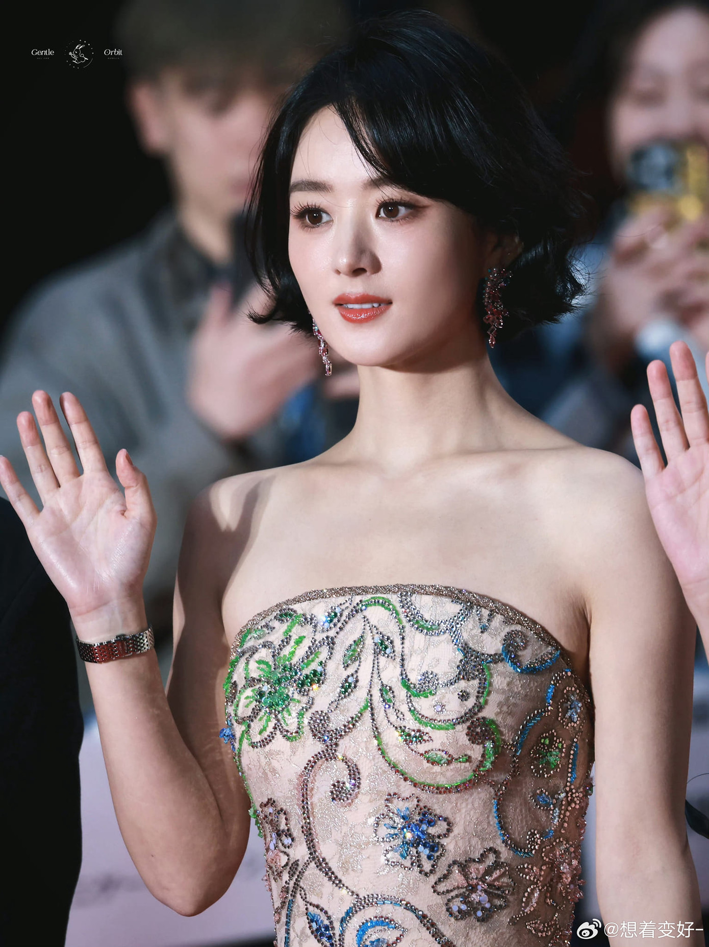 Hai diễn viên nhận được sự reo hò, cổ vũ từ người hâm mộ khi đi thảm đỏ. Họ được HK01 nhận xét là hai trong những nhân vật trung tâm của Liên hoan phim. Ảnh: Weibo.