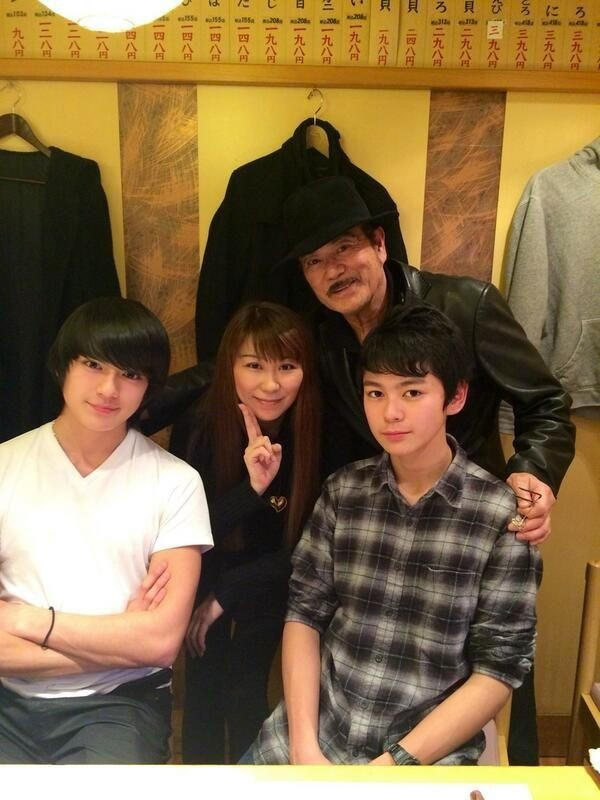 Sonny Chiba lúc sinh thời cùng ba con đều nối nghiệp diễn viên. Arata Mackenyu (áo trắng) thừa hưởng tài năng võ thuật từ cha. Ảnh: X.