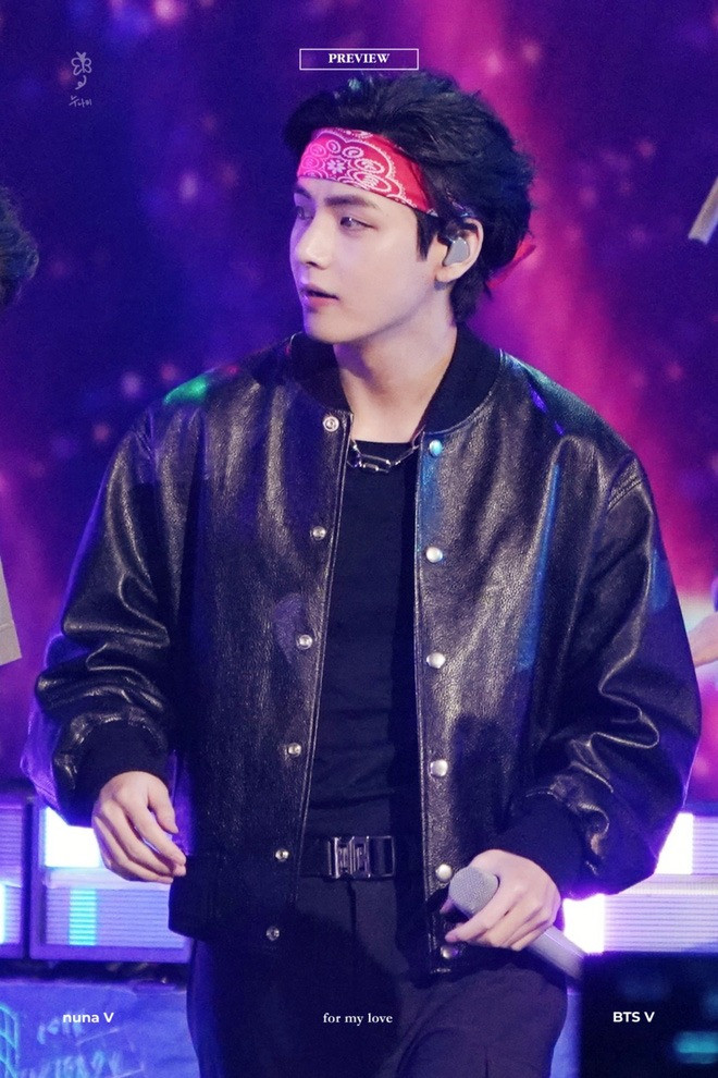 V đi cùng bạn đến buổi thử giọng cho Big Hit Entertainment. Cơ duyên đến với V khi anh được công ty quan tâm và đề nghị thử sức. Trong khi bạn của anh thất bại, V thành công trở thành thực tập sinh của Big Hit trong khoảng ba năm, sau đó ra mắt với tư cách là thành viên BTS vào năm 2013.