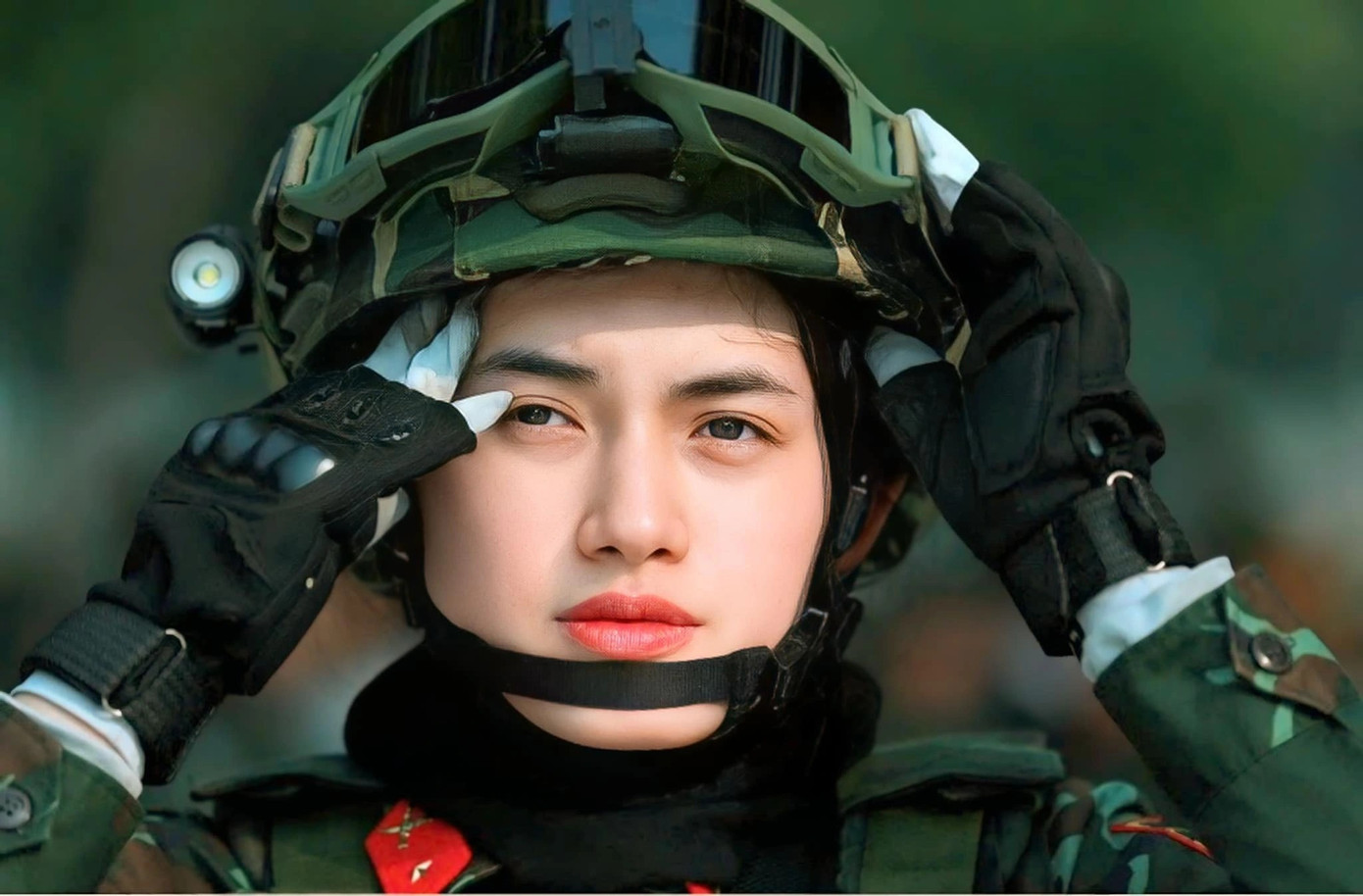 Hạ sĩ Bùi Thị Phương Ngọc, 24 tuổi, thuộc khối diễu binh Nữ chiến sĩ Biệt động Sài Gòn, trở thành tâm điểm trên mạng xã hội nhờ thần thái rắn rỏi và ngoại hình nổi bật trong quá trình tập luyện cho lễ diễu binh 30/4. Hạ sĩ Bùi Thị Phương Ngọc, 24 tuổi, thuộc khối diễu binh Nữ chiến sĩ Biệt động Sài Gòn, trở thành tâm điểm trên mạng xã hội nhờ thần thái rắn rỏi và ngoại hình nổi bật trong quá trình tập luyện cho lễ diễu binh 30/4.