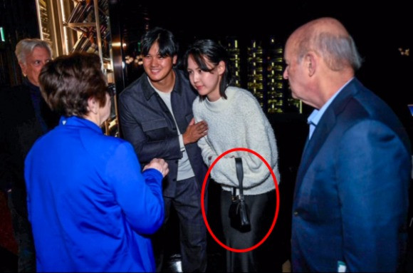 Túi chưa đến một triệu đồng gây sốt của vợ siêu sao bóng chày đắt giá nhất lịch sử. Ảnh: Jon Soohoo.