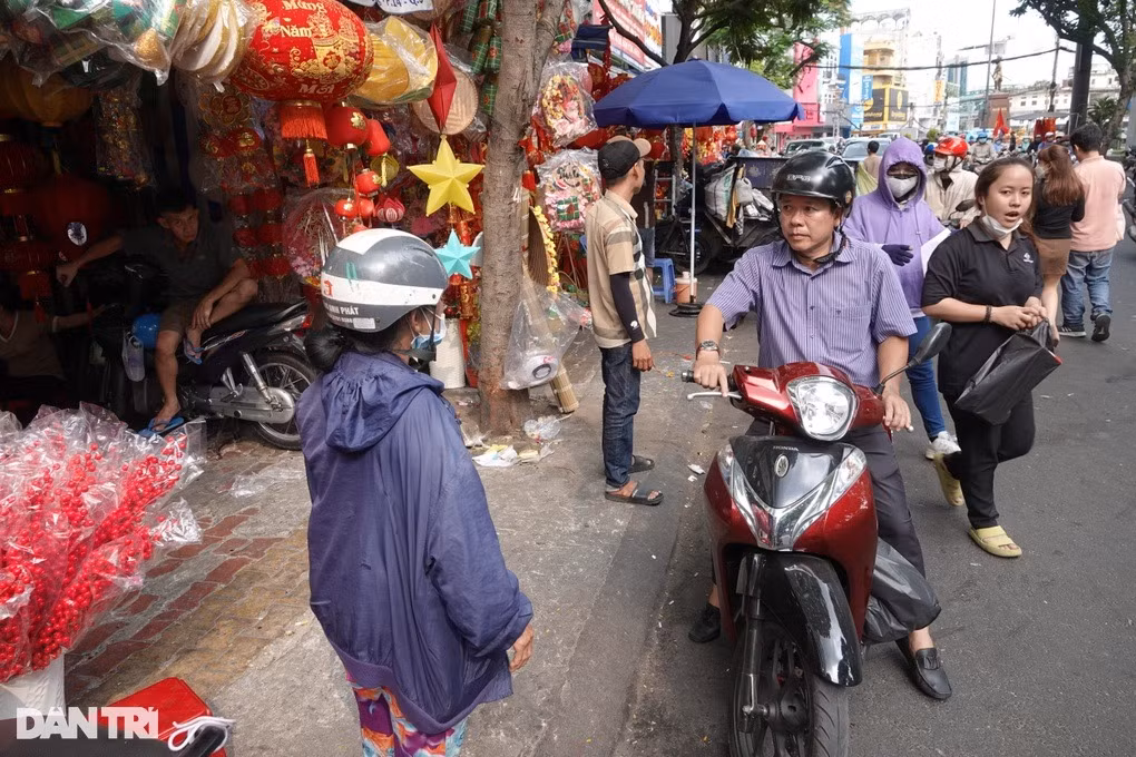 Một số cửa hàng rơi vào cảnh ế khách, tiểu thương ngồi ngóng người mua (Ảnh: Nguyễn Vy). Một số cửa hàng rơi vào cảnh ế khách, tiểu thương ngồi ngóng người mua (Ảnh: Nguyễn Vy).