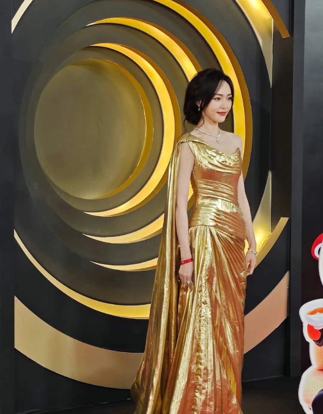 Dàn tiểu Hoa đán 85 đình đám như Dương Mịch, Lưu Thi Thi, Đường Yên (từ trái qua) được khen thần thái, khí chất dù trang phục không lộng lẫy như đàn em. Dàn tiểu Hoa đán 85 đình đám như Dương Mịch, Lưu Thi Thi, Đường Yên (từ trái qua) được khen thần thái, khí chất dù trang phục không lộng lẫy như đàn em.