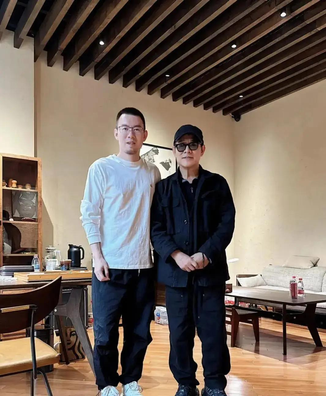 Bức hình Lý Liên Kiệt (áo đen) chụp cùng fan gây bàn luận.