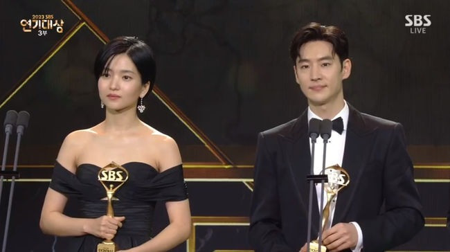Kim Tae Ri (trái) và Lee Je Hoon giành Daesang.