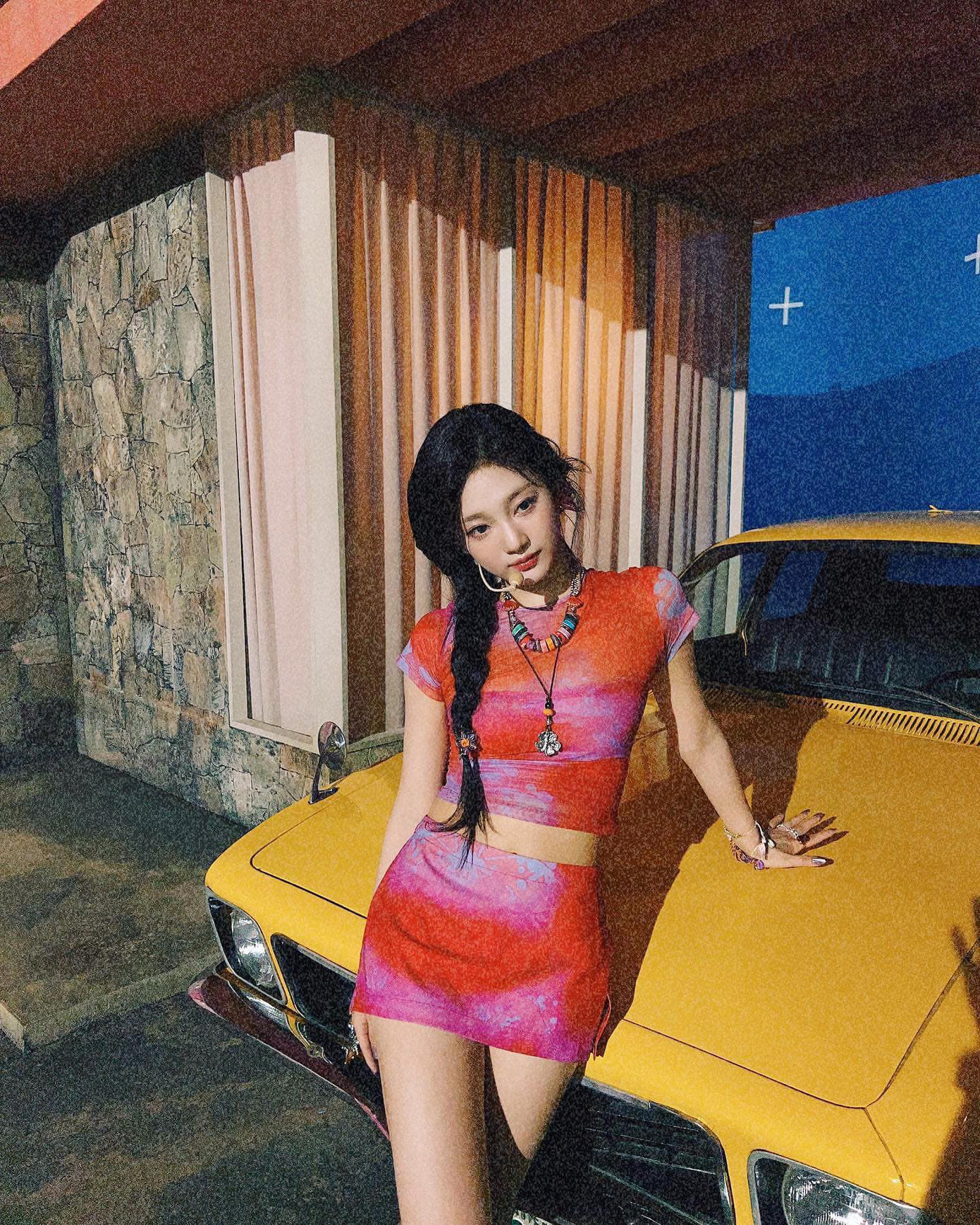 Trong cuộc phỏng vấn với Vogue+ Trung Quốc, ca sĩ cho hay cô bị mất thị lực, mắt phải của cô gần như không thể nhìn thấy. “Tôi đã phải phẫu thuật từ lúc nhỏ, nhưng giờ mắt phải của tôi bây giờ hầu như không thể thấy gì. Điều này từng là bí mật. Tôi luôn phải mang theo thuốc nhỏ mắt để bảo vệ và giúp mắt khỏi bị khô”. Trong cuộc phỏng vấn với Vogue+ Trung Quốc, ca sĩ cho hay cô bị mất thị lực, mắt phải của cô gần như không thể nhìn thấy. “Tôi đã phải phẫu thuật từ lúc nhỏ, nhưng giờ mắt phải của tôi bây giờ hầu như không thể thấy gì. Điều này từng là bí mật. Tôi luôn phải mang theo thuốc nhỏ mắt để bảo vệ và giúp mắt khỏi bị khô”.