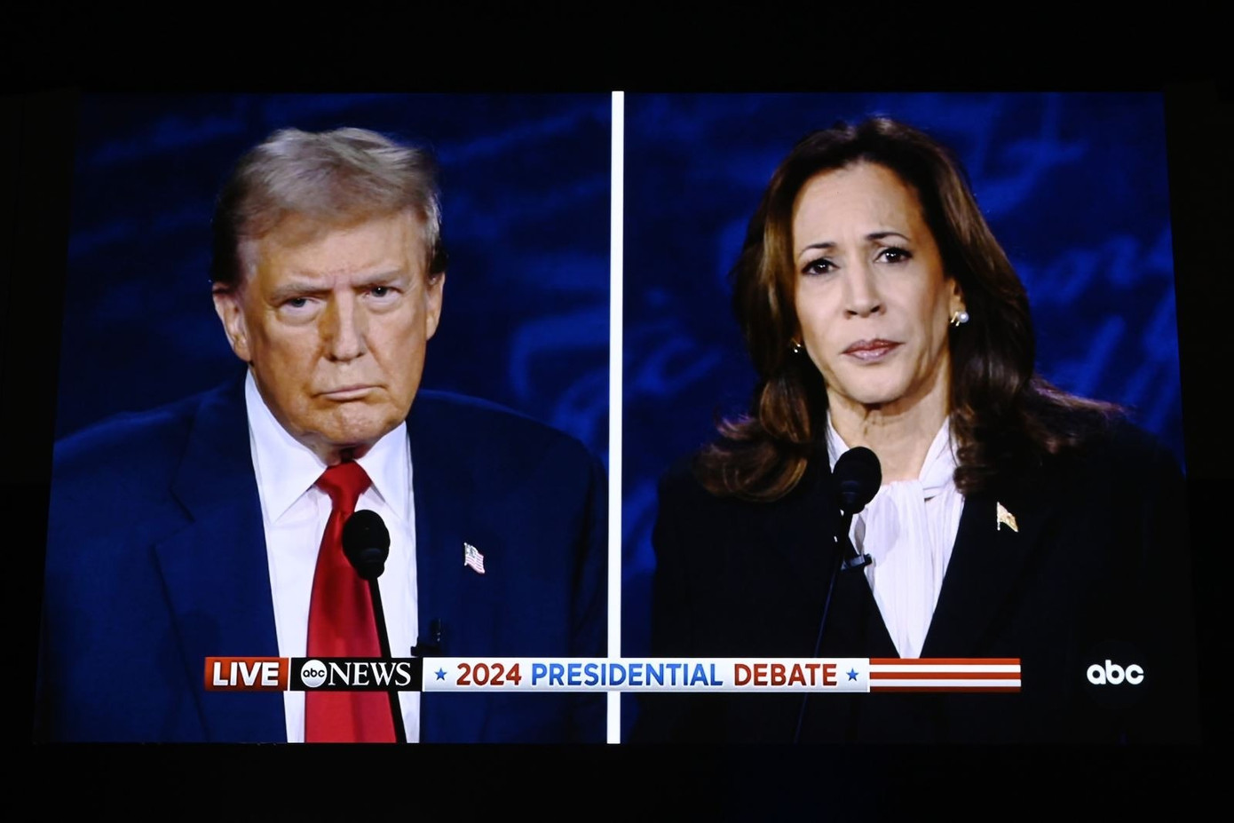 Phó Tổng thống Mỹ Kamala Harris (phải) và cựu Tổng thống Donald Trump trong cuộc tranh luận trực tiếp ở Philadelphia, Mỹ, ngày 10/9/2024. Ảnh: THX/TTXVN Phó Tổng thống Mỹ Kamala Harris (phải) và cựu Tổng thống Donald Trump trong cuộc tranh luận trực tiếp ở Philadelphia, Mỹ, ngày 10/9/2024. Ảnh: THX/TTXVN