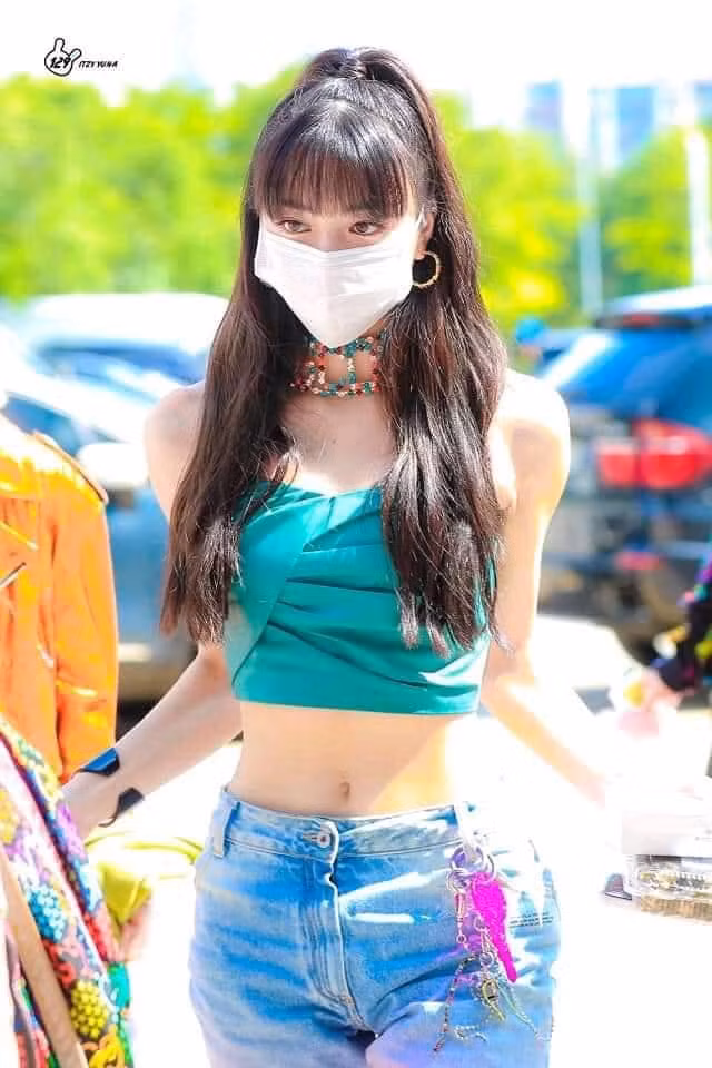 Được công chúng dành lời khen ngợi vì thân hình đẹp, nhưng Yuna vẫn không thể bật lên so với những idol cùng lứa. Người hâm mộ chê trách công ty chủ quản JYP không biết tận dụng độ hot của Yuna để mở rộng thị trường, biến ITZY từ nhóm được quan tâm hàng đầu gen 4 trở nên dần nguội lạnh.