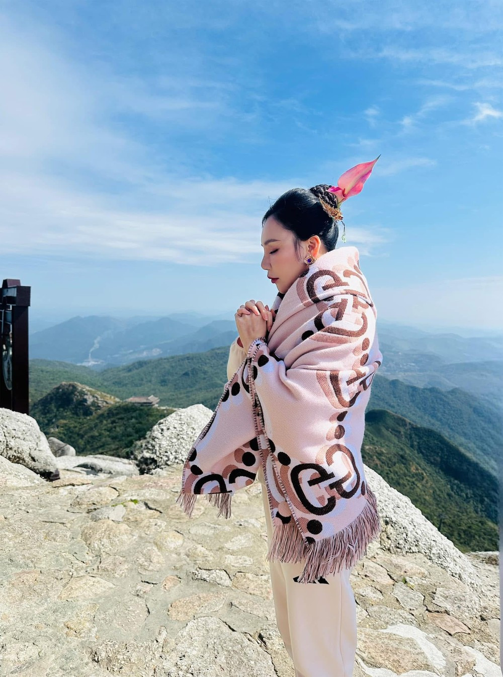 Hồ Quỳnh Hương ghi hình tại Yên Tử. Hồ Quỳnh Hương ghi hình tại Yên Tử.