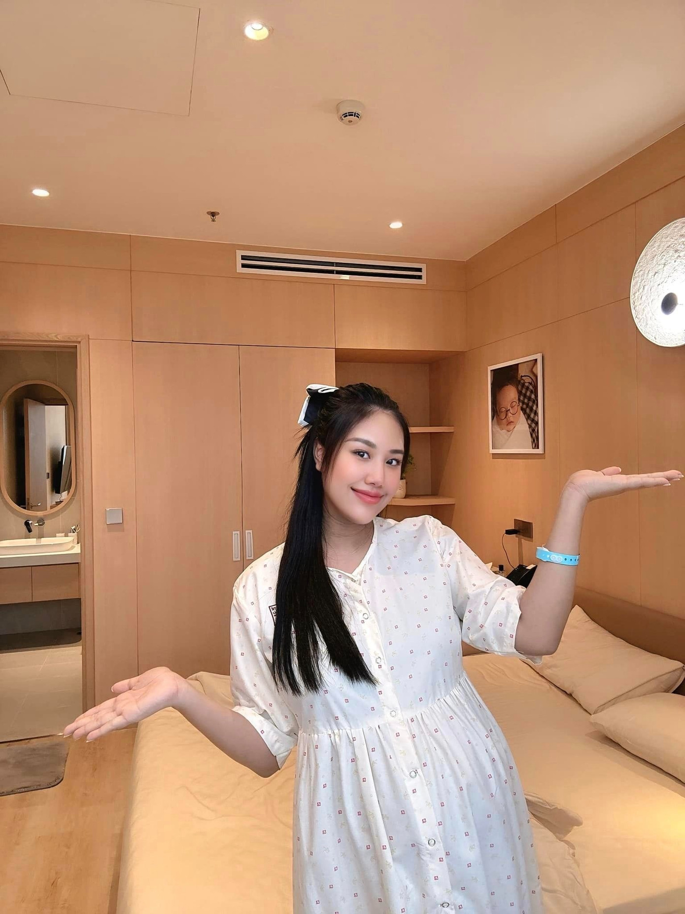 Hình ảnh đón con trai được Tăng Khánh Chi cùng Quang minh chia sẻ lên trang cá nhân kèm dòng trạng thái: &quot;Chào con trai. Thế giới này lại có thêm một em bé nữa để ba mẹ yêu thương&quot;. Nhiều khán giả, đồng nghiệp gửi lời chúc đến cặp tình nhân.