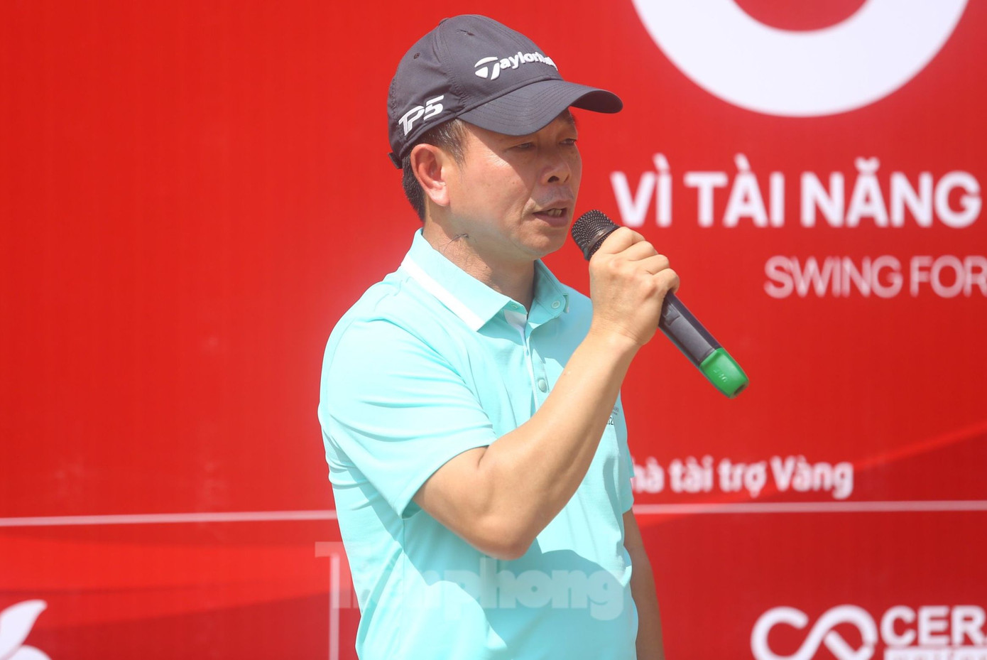 Nhà báo Phùng Công Sưởng - Phó Tổng biên tập báo Tiền Phong, Phó Giám đốc Quỹ Hỗ trợ Tài năng trẻ Việt Nam, Phó Trưởng ban Thường trực Ban tổ chức giải, phát biểu tại lễ khai mạc. Ảnh: Duy Phạm.