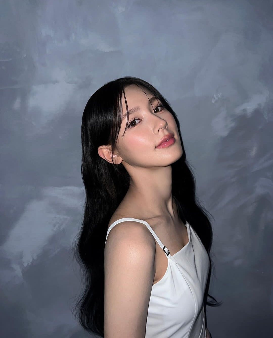 Thời điểm mới ra mắt, nữ thần tượng sinh năm 1997 được nhận xét xinh đẹp, giọng hát hay nhưng không để lại nhiều dấu ấn, thậm chí khá mờ nhạt so với các cô gái cùng nhóm. Thời gian gần đây, Miyeon “lột xác” trông thấy, cô nỗ lực thay đổi hình ảnh, từ lối trang điểm, cách ăn mặc, kiểu tóc…