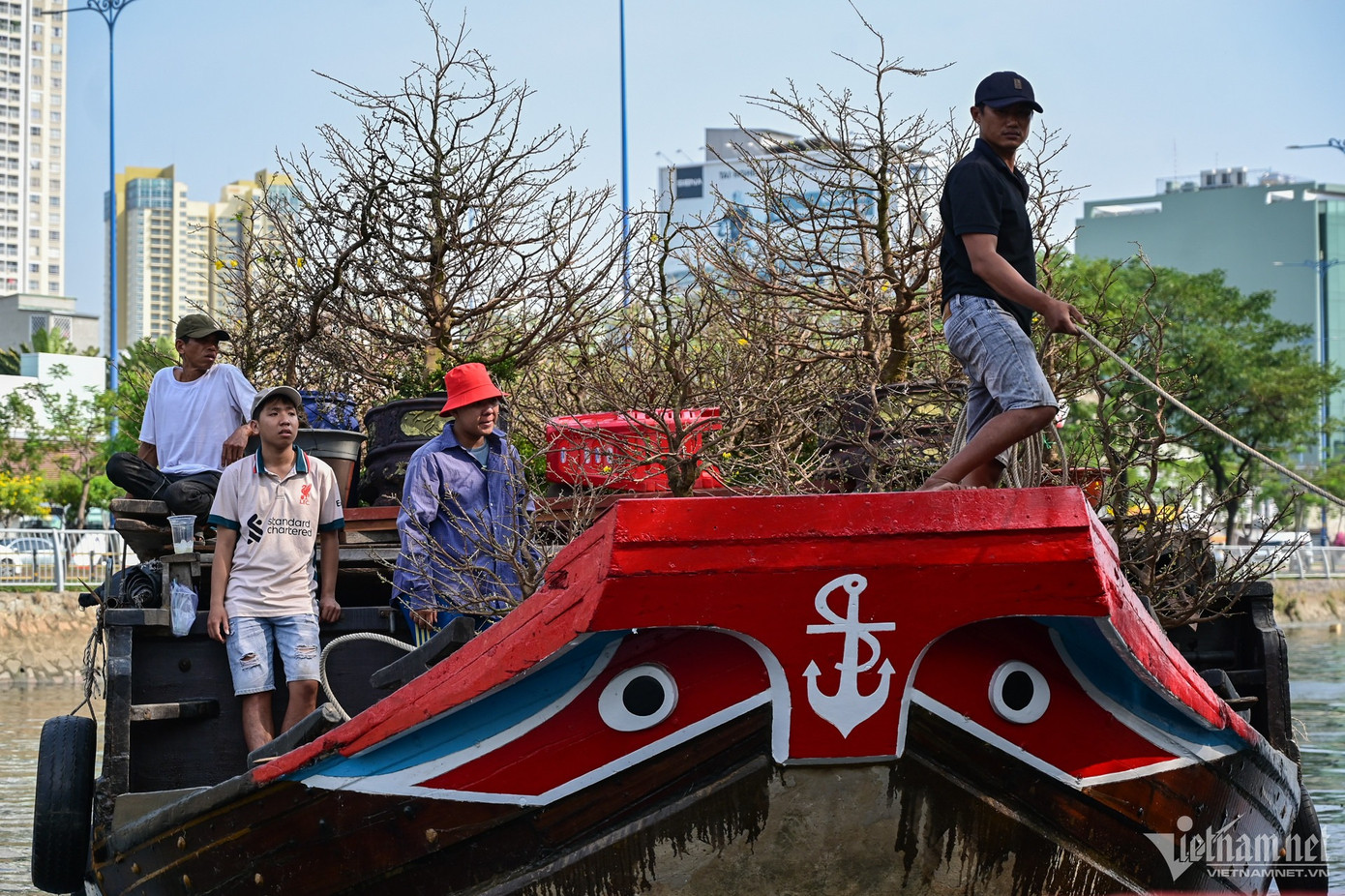 Anh Toàn, một tiểu thương từ Bến Tre lên TP.HCM chở theo khoảng 800 chậu hoa, chủ yếu là hoa mai. 10 năm gần đây, anh đều đưa ghe lên bến Bình Đông kinh doanh.