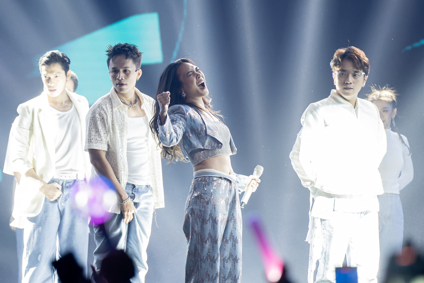 Giám khảo Mỹ Tâm cũng mang đến tiết mục biểu diễn đặc biệt tại đêm chung kết với liên khúc Đừng hỏi em và Cô ấy là ai.