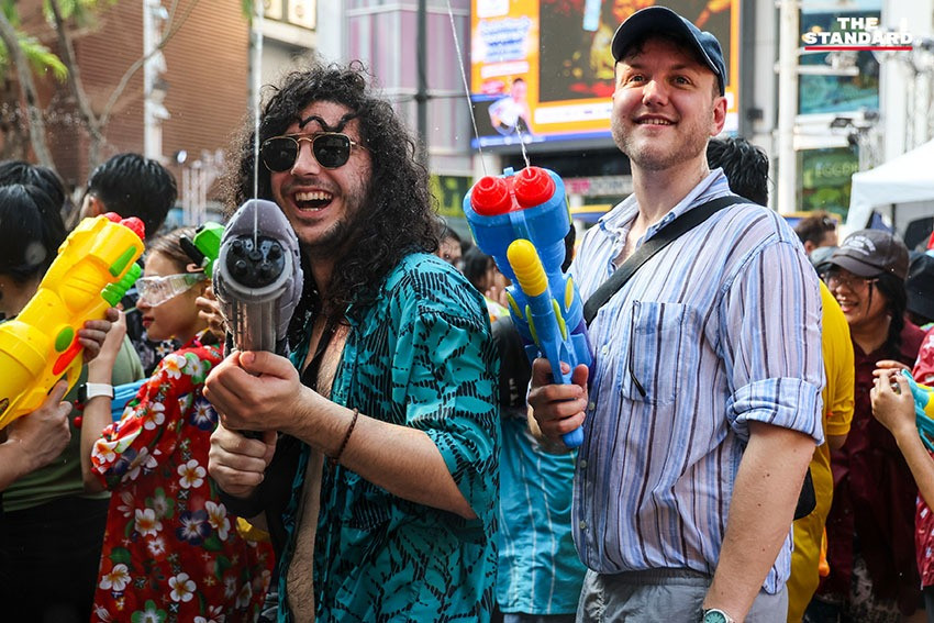 Nhiều du khách từ khắp nơi trên thế giới đến Thái Lan hòa mình vào lễ hội té nước. Từ trưa đến nửa đêm, cảnh sát tiến hành kiểm soát đám đông trên đường Khao San.