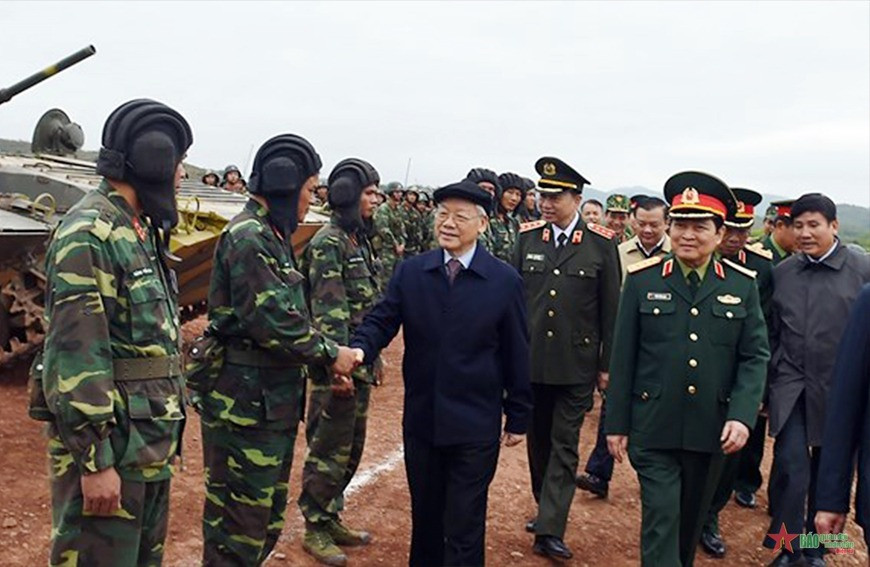 Tổng Bí thư Nguyễn Phú Trọng gặp gỡ, động viên cán bộ, chiến sĩ sau buổi huấn luyện. Ảnh: Trọng Hải.