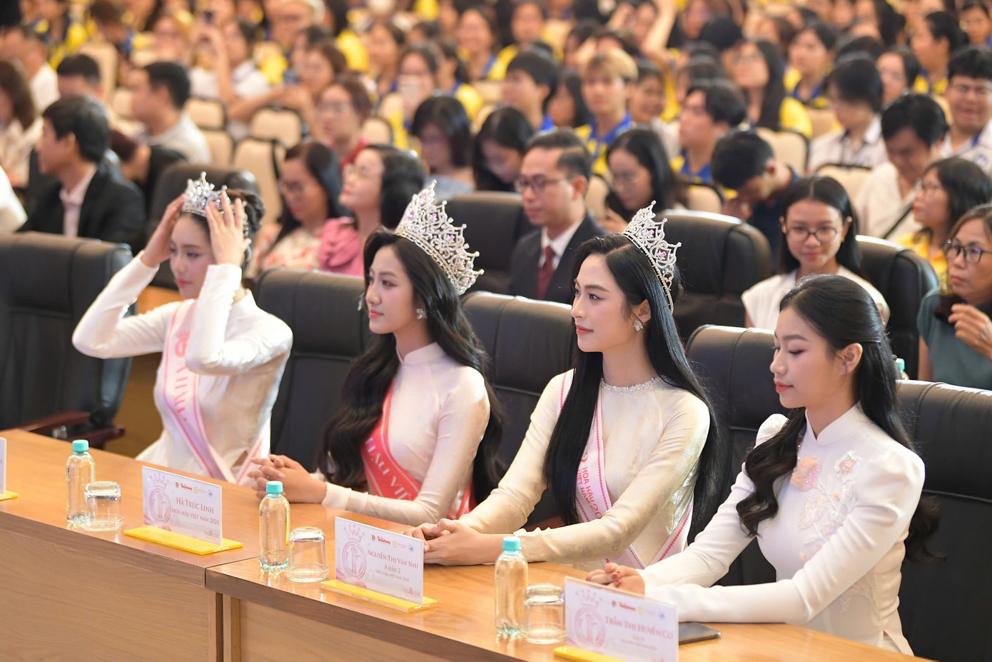 Tham dự cùng Top 3 có sự xuất hiện của Top 15 Hoa hậu Việt Nam 2024 - Trần Thị Huyền Cơ (bìa phải) - cũng là sinh viên Trường ĐH Tài chính - Marketing. Ảnh: Dương Triều.