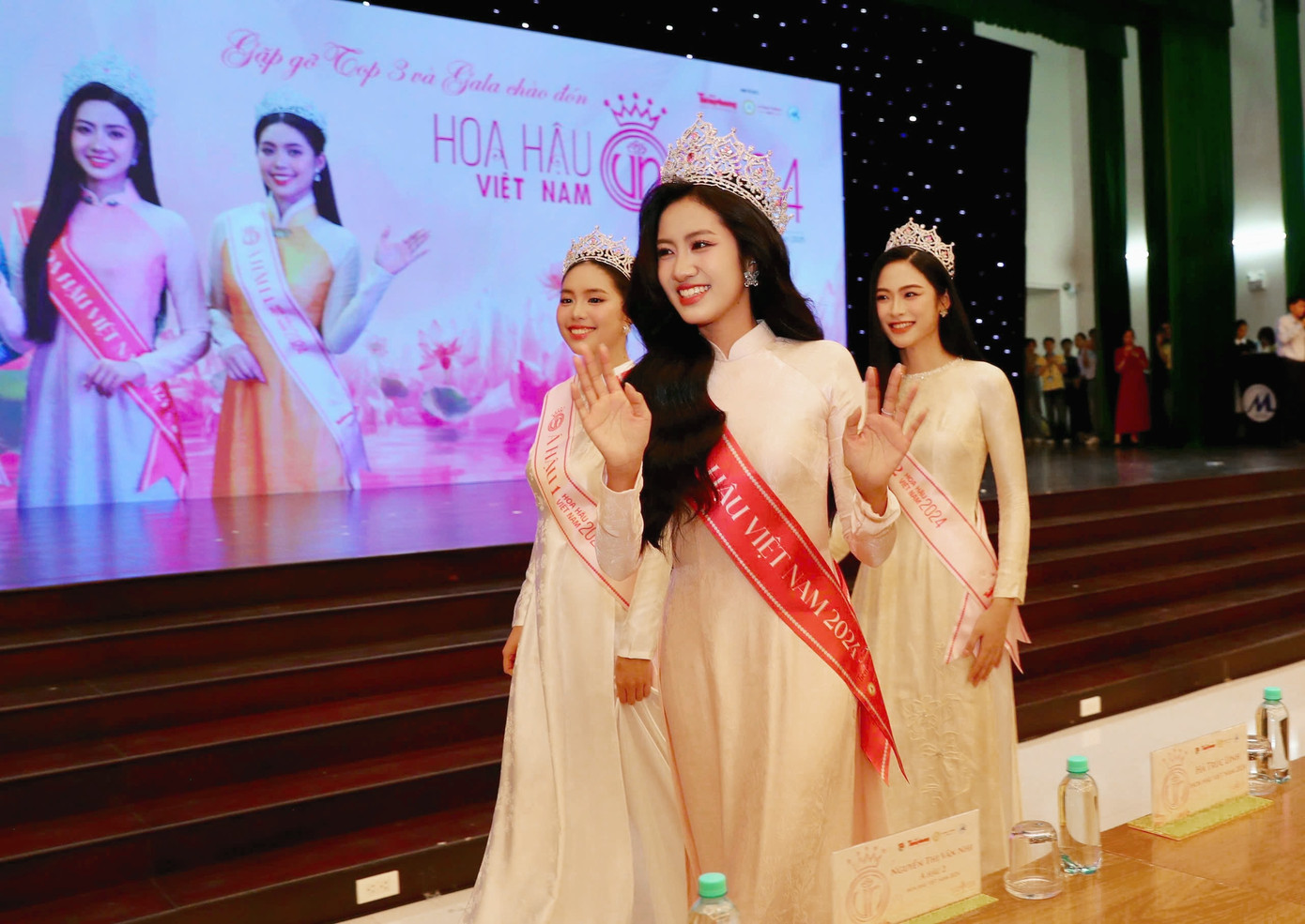 Ba người đẹp tiến vào bên trong hội trường chuẩn bị cho buổi giao lưu được nhà trường chuẩn bị chu tất từ nhiều ngày trước. Ảnh: Duy Anh.