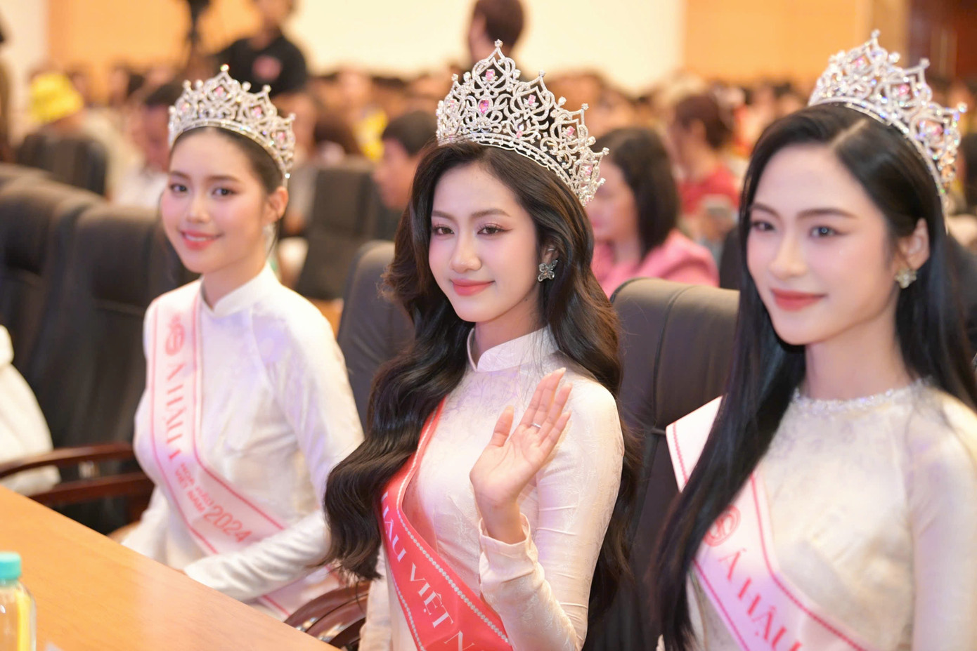 Kế hoạch chào đón Hà Trúc Linh cùng 2 á hậu được nhà trường tất bật chuẩn bị kỹ càng từ nhiều ngày trước với sự tham gia của các câu lạc bộ sinh viên. Ảnh: Dương Triều.