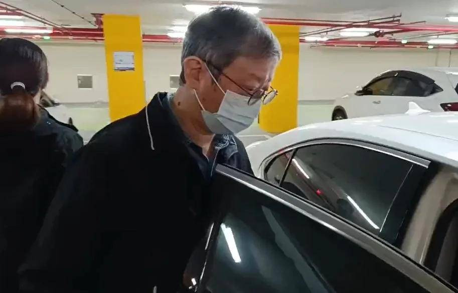 Con trai cùng gia đình đến Nhà tang lễ số 2 Đài Bắc, thực hiện các thủ tục liên quan. Con trai cùng gia đình đến Nhà tang lễ số 2 Đài Bắc, thực hiện các thủ tục liên quan.