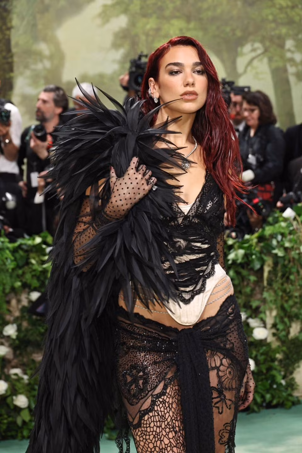 Dua Lipa đến Met Gala trong trang phục Marc Jacobs.
