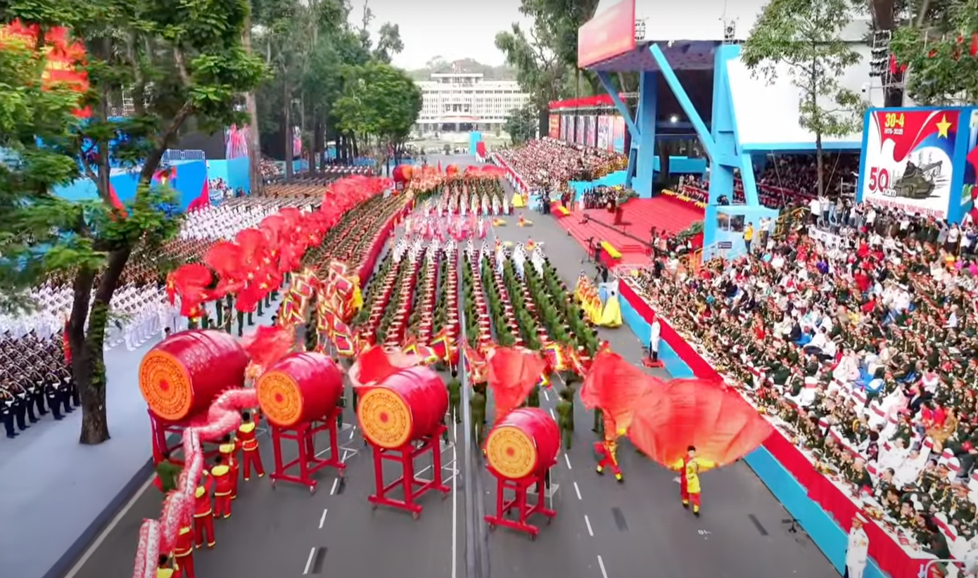 Chương trình nghệ thuật đặc biệt Rạng rỡ non sông Việt Nam có sự tham gia của hơn 1.000 nghệ sĩ và diễn viên, diễn ra vào lúc 6h25 sáng 30/4. Sự kiện do Ban tổ chức Kỷ niệm các ngày lễ lớn TP.HCM chủ trì, phối hợp cùng Bộ Văn hóa, Thể thao và Du lịch, Bộ Quốc phòng và Bộ Công an tổ chức, nhằm tái hiện hào khí dân tộc và tôn vinh chặng đường 50 năm đất nước thống nhất. Màn đồng diễn hoành tráng quy tụ lực lượng hùng hậu biểu diễn.