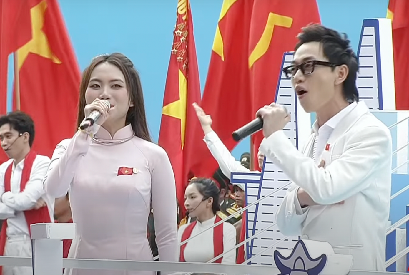 Nối tiếp là đại diện với thế hệ nghệ sĩ trẻ - ca sĩ Phương Mỹ Chi và rapper Double 2T thắp sáng bầu không khí hân hoan với bản phối mới ca khúc Mùa xuân trên thành phố Hồ Chí Minh.