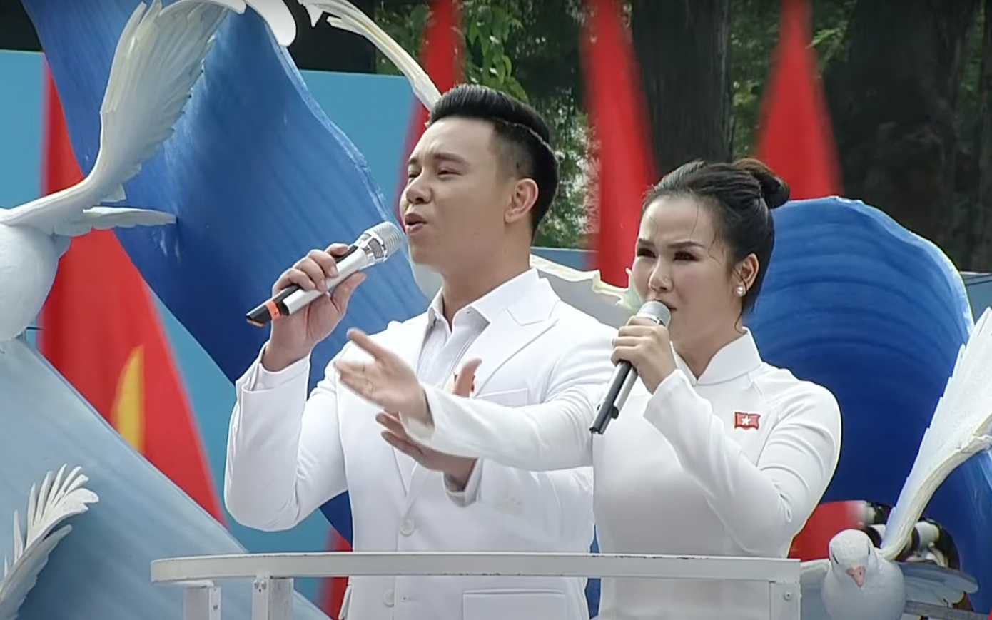 “Cùng tôi viết tiếp câu chuyện hòa bình. Nhìn quê hương sáng tươi trong bình minh. Nhìn ánh nắng chiếu rực rỡ quốc kỳ tung bay phấp phới” - câu hát đang gây sốt vang lên tại sân khấu đường Lê Duẩn, quận 1, TP.HCM. Ca khúc Viết tiếp câu chuyện hòa bình do Võ Hạ Trâm và Đông Hùng song ca, một sáng tác của nhạc sĩ Nguyễn Văn Chung.