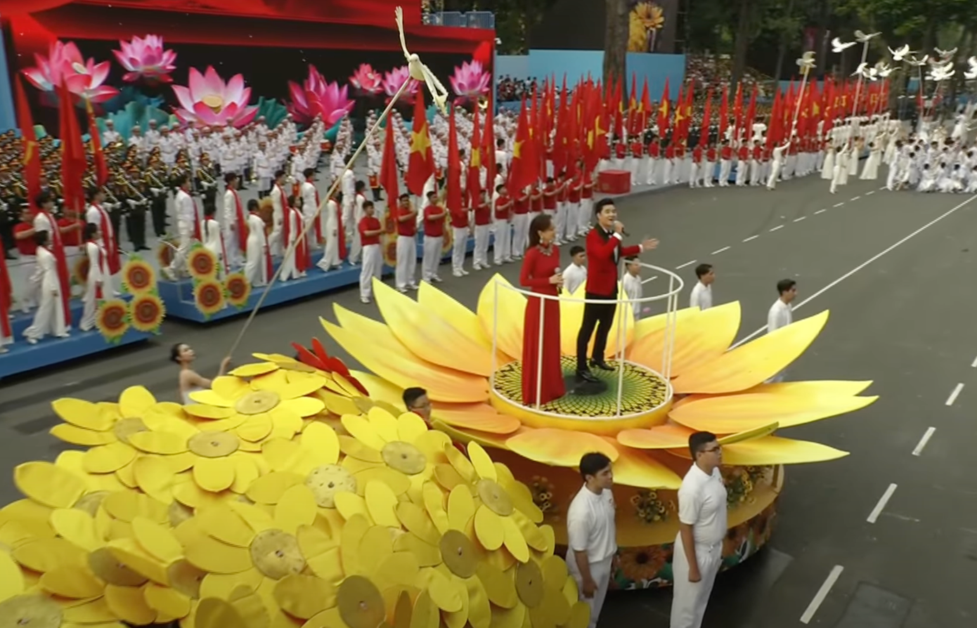 Đất nước vươn mình - Nối vòng tay lớn do tập thể nghệ sĩ biểu diễn.