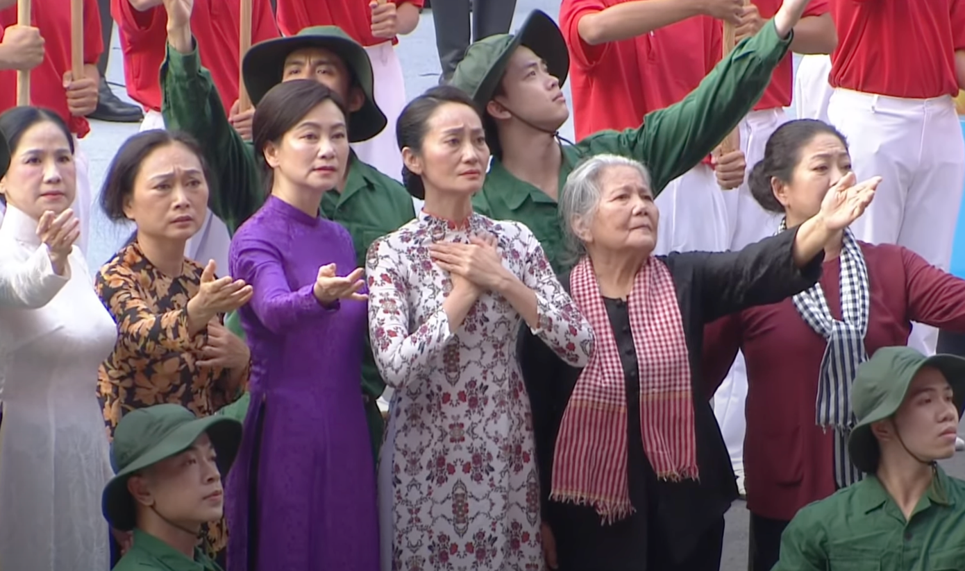 NSND Quốc Hưng và NSND Tạ Minh Tâm cùng tập thể nghệ sĩ thể hiện tiết mục mở màn tại Lễ kỷ niệm, diễu binh, diễu hành nhân dịp 50 năm Ngày Giải phóng miền Nam, thống nhất đất nước. Hai nghệ sĩ hòa giọng trong bản mashup đặc biệt gồm hai ca khúc: Đất nước trọn niềm vui (Hoàng Hà) và Màu hoa đỏ (Thuận Yến). Tiết mục được dàn dựng công phu, với phần trình diễn trên chiếc xe được trang trí biểu trưng cho hành trình 50 năm đất nước độc lập, hòa bình và thống nhất.