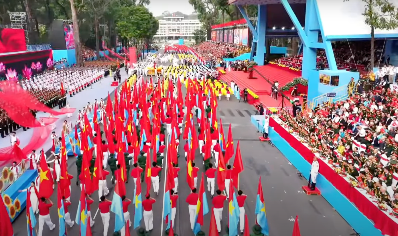 Ca khúc Nối vòng tay lớn kết thúc chương trình biểu diễn nghệ thuật. Đây là bài hát do nhạc sĩ Trịnh Công Sơn sáng tác năm 1968, ông từng hát không nhạc đệm trên Đài Phát thanh Sài Gòn đúng 3h chiều 30/4/1975.